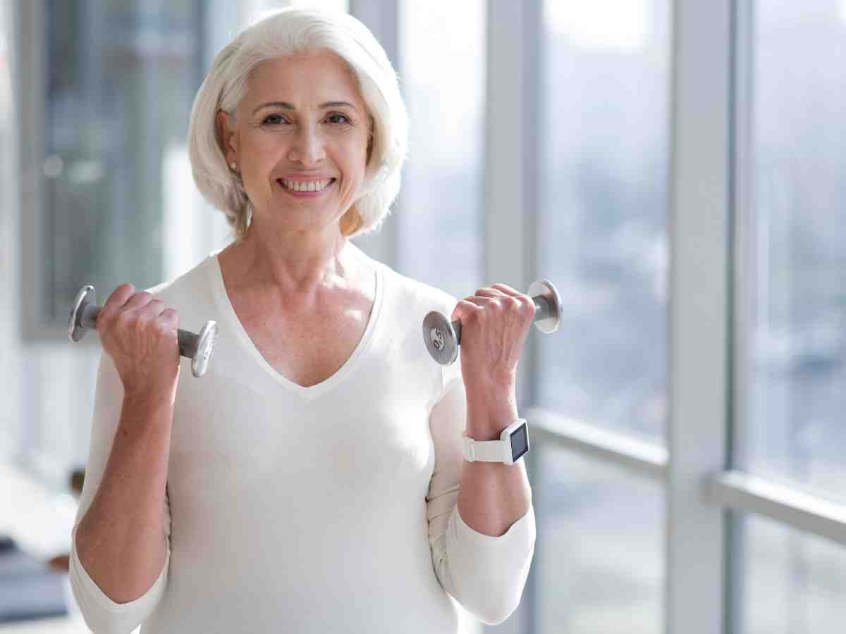 woman lifting small weights.
